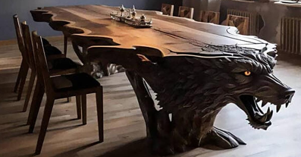 Detail houtsnijwerk tafel